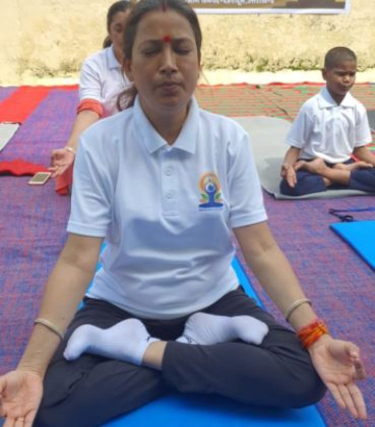 राज्यमंत्री रेखा आर्य ने शिशु सदन में किया योगाभ्यास