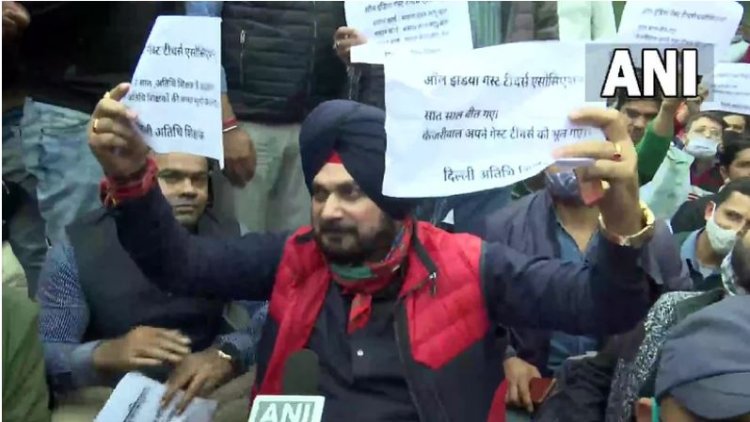 दिल्ली पहुंचे सिद्धू, सीएम आवास के सामने गेस्ट टीचर्स के साथ धरने पर बैठे