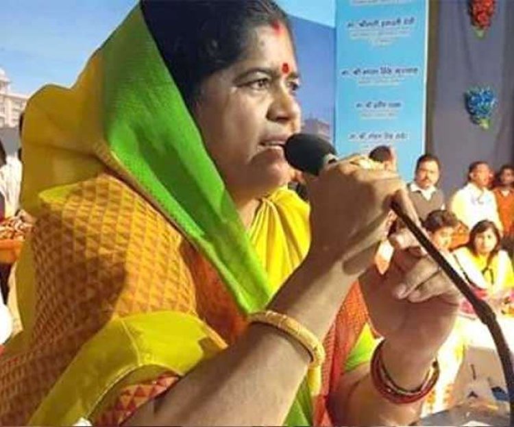 कार्यकर्ताओं ने मंत्री इमरती देवी को मास्क लगाने के लिए बोला तो मंत्री ने गाड़ी से फेक दिया