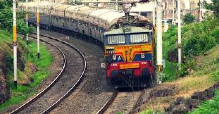 रेलवे ने 230 से ज्यादा ट्रेनों को कर दिया कैंसिल, घर से निकलने से पहले ऐसे चेक करें  